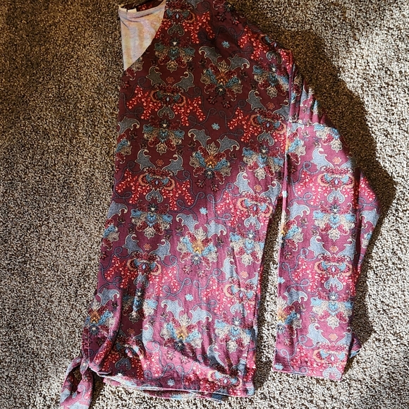 4/$20 Size large button top 4/$25 - Picture 3 of 3